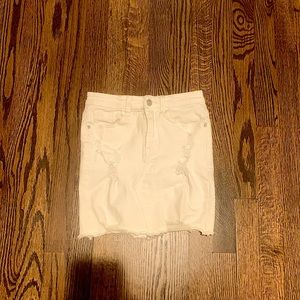 Selling cute and affordable white, ripped-jean skirt, size sx/s